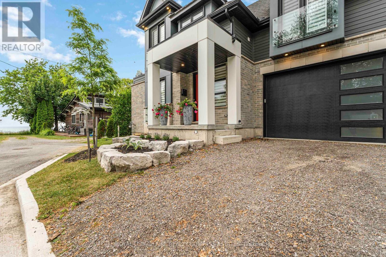 












10 PAXTON AVENUE

,
St. Catharines (Port Dalhousie),




Ontario
L2N5H8

