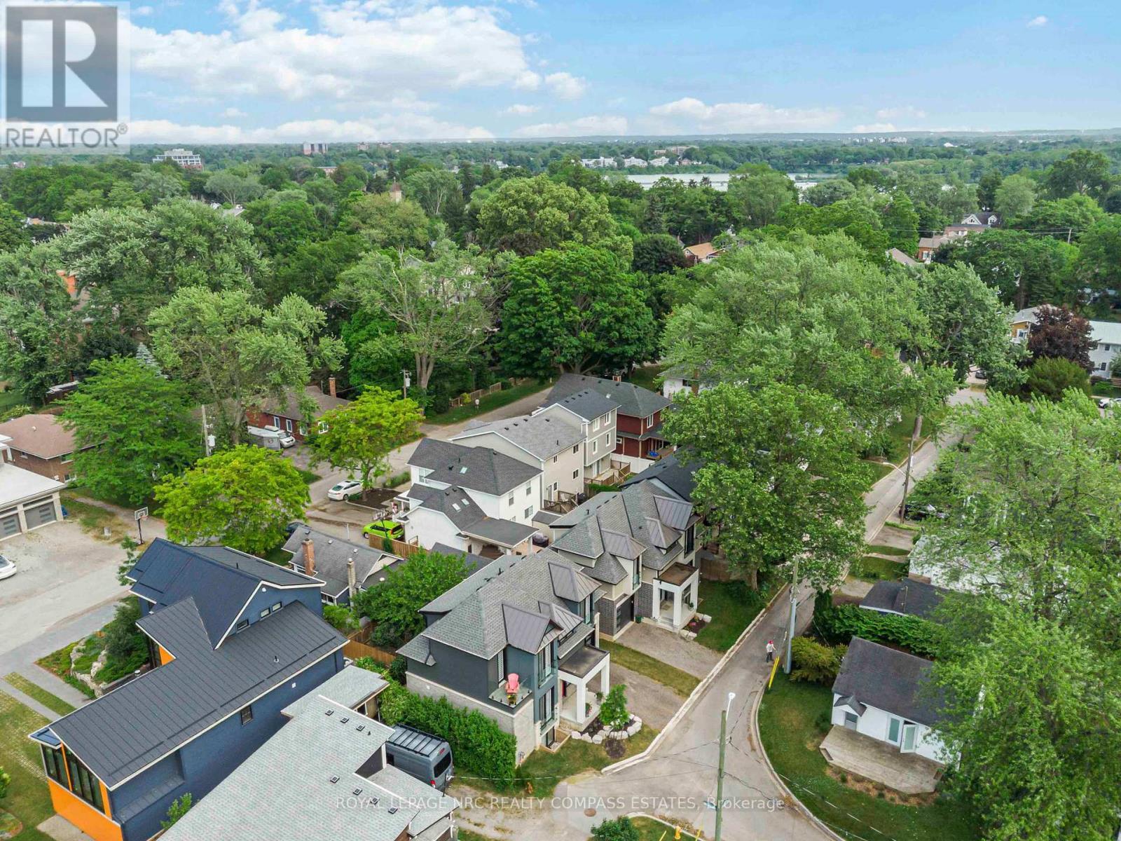












10 PAXTON AVENUE

,
St. Catharines (Port Dalhousie),




Ontario
L2N5H8

