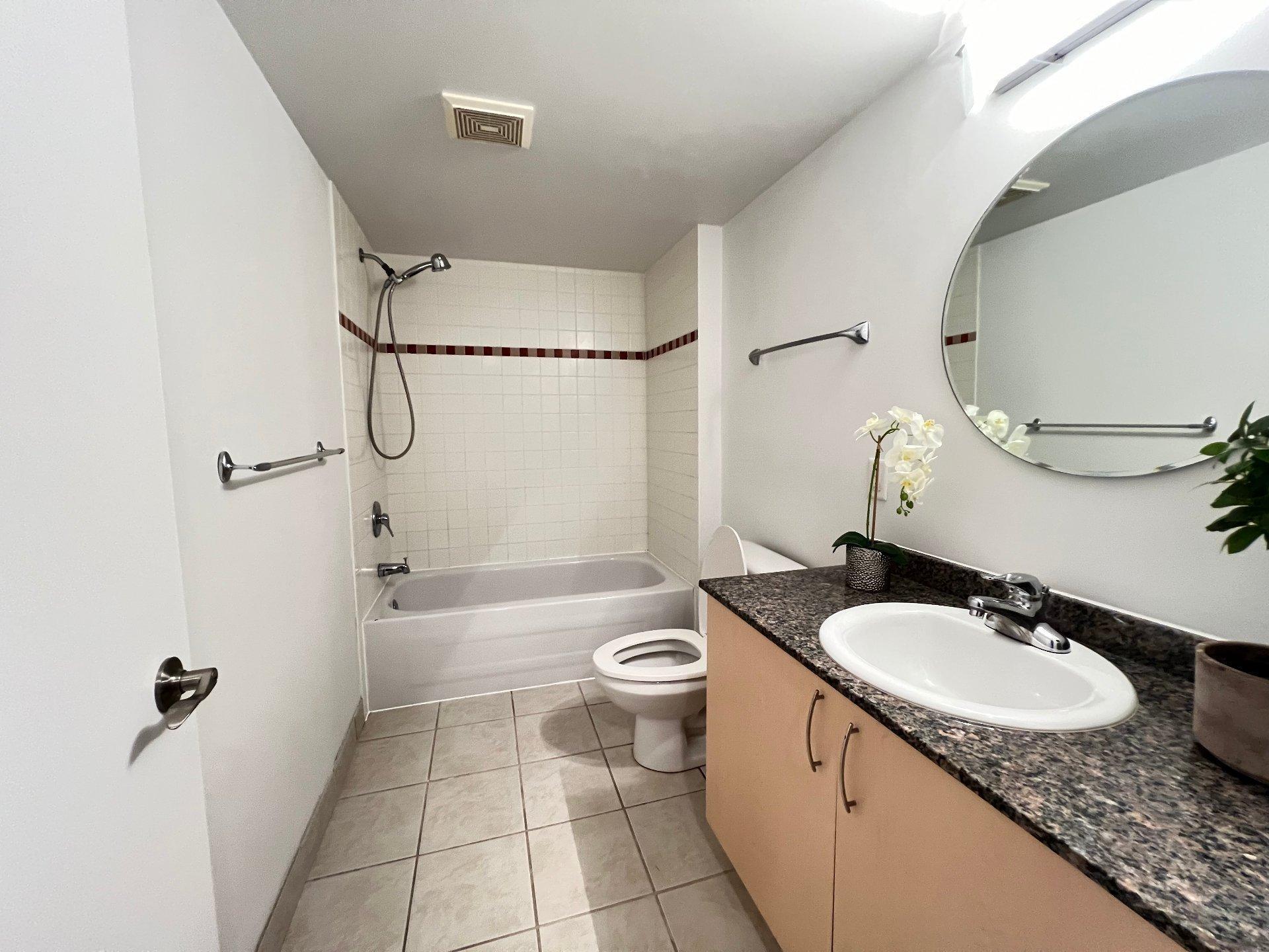 









88


Rue Charlotte

, 310,
Montréal (Ville-Marie),




QC
H2X4E2

