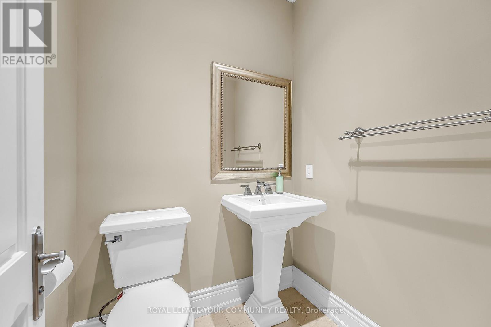 












83 HUNT AVENUE W

,
Richmond Hill,




Ontario
L4C4H1

