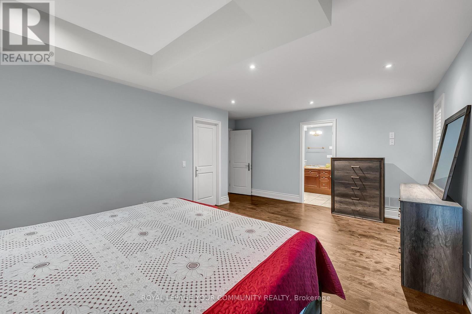 












83 HUNT AVENUE W

,
Richmond Hill,




Ontario
L4C4H1

