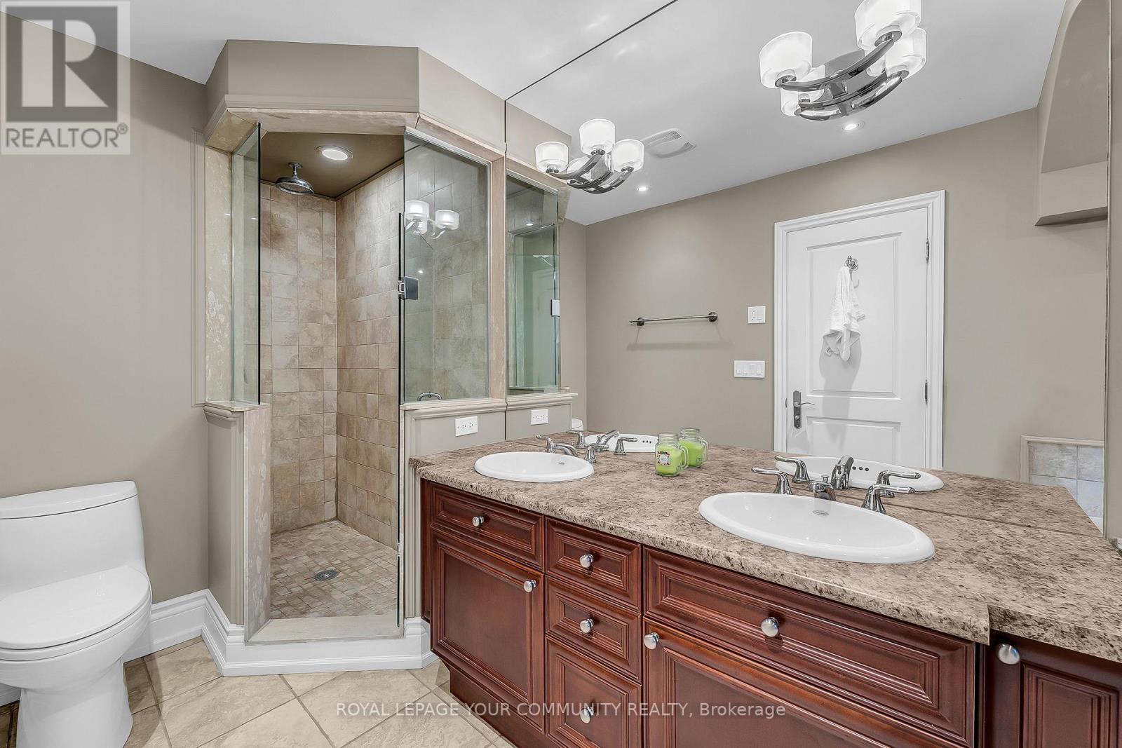 












83 HUNT AVENUE W

,
Richmond Hill,




Ontario
L4C4H1

