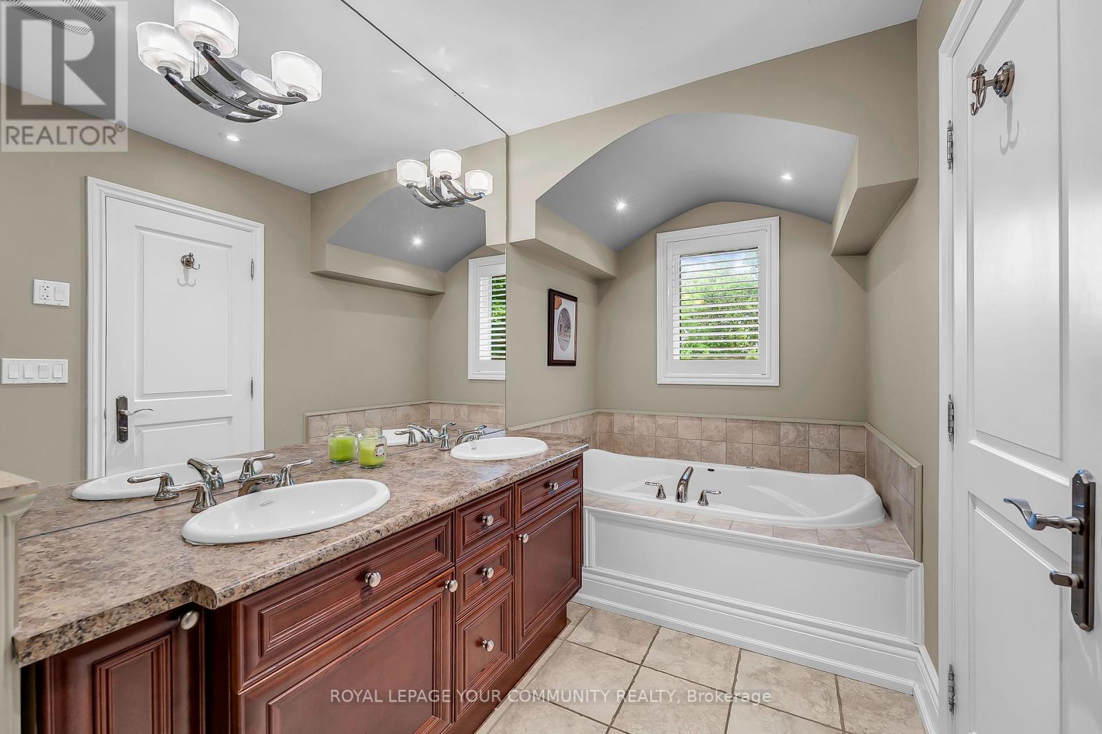 












83 HUNT AVENUE W

,
Richmond Hill,




Ontario
L4C4H1

