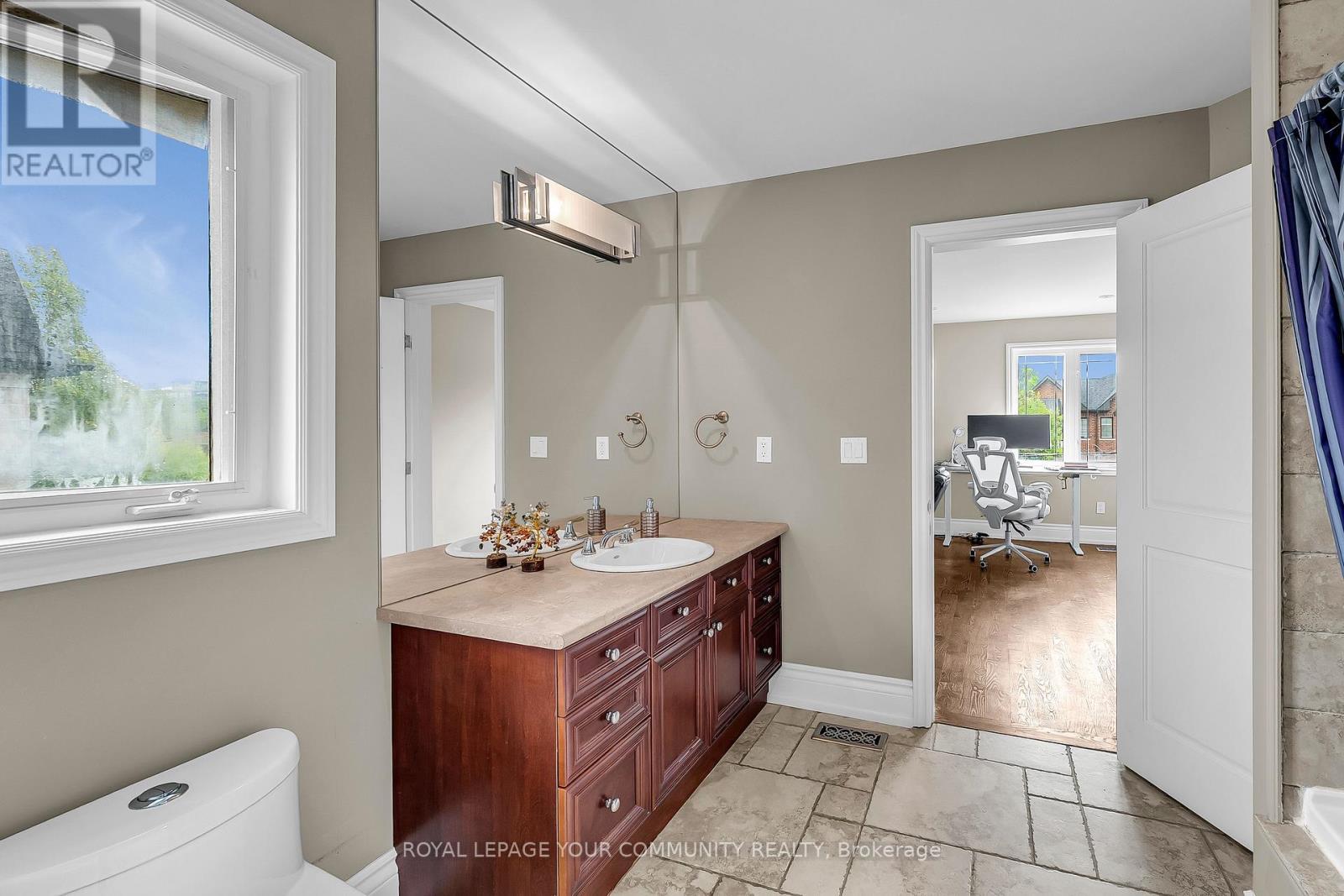 












83 HUNT AVENUE W

,
Richmond Hill,




Ontario
L4C4H1

