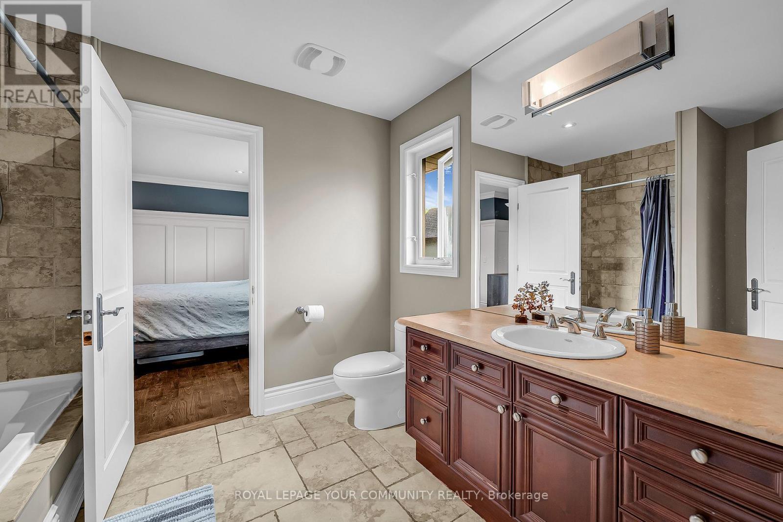 












83 HUNT AVENUE W

,
Richmond Hill,




Ontario
L4C4H1

