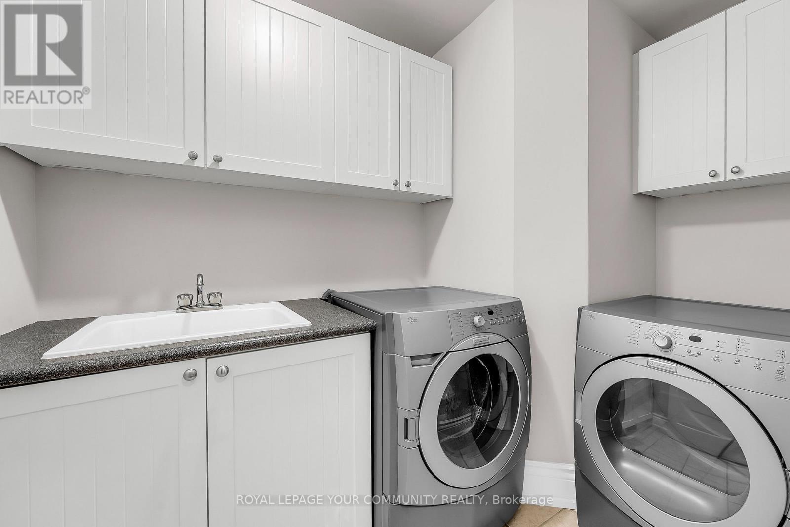 












83 HUNT AVENUE W

,
Richmond Hill,




Ontario
L4C4H1

