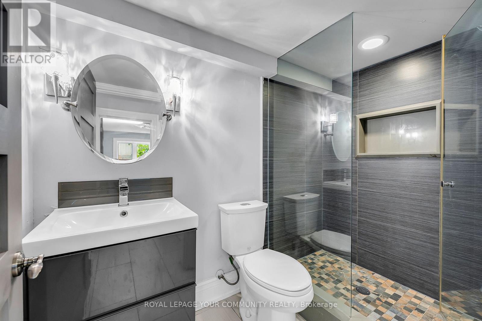 












83 HUNT AVENUE W

,
Richmond Hill,




Ontario
L4C4H1

