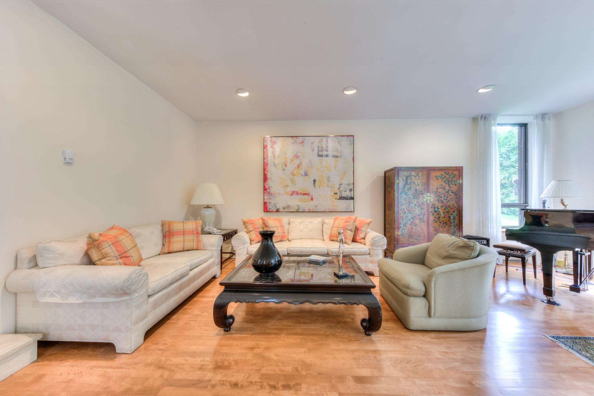 









2


Av. Shorncliffe

,
Westmount,




QC
H3Y1A7

