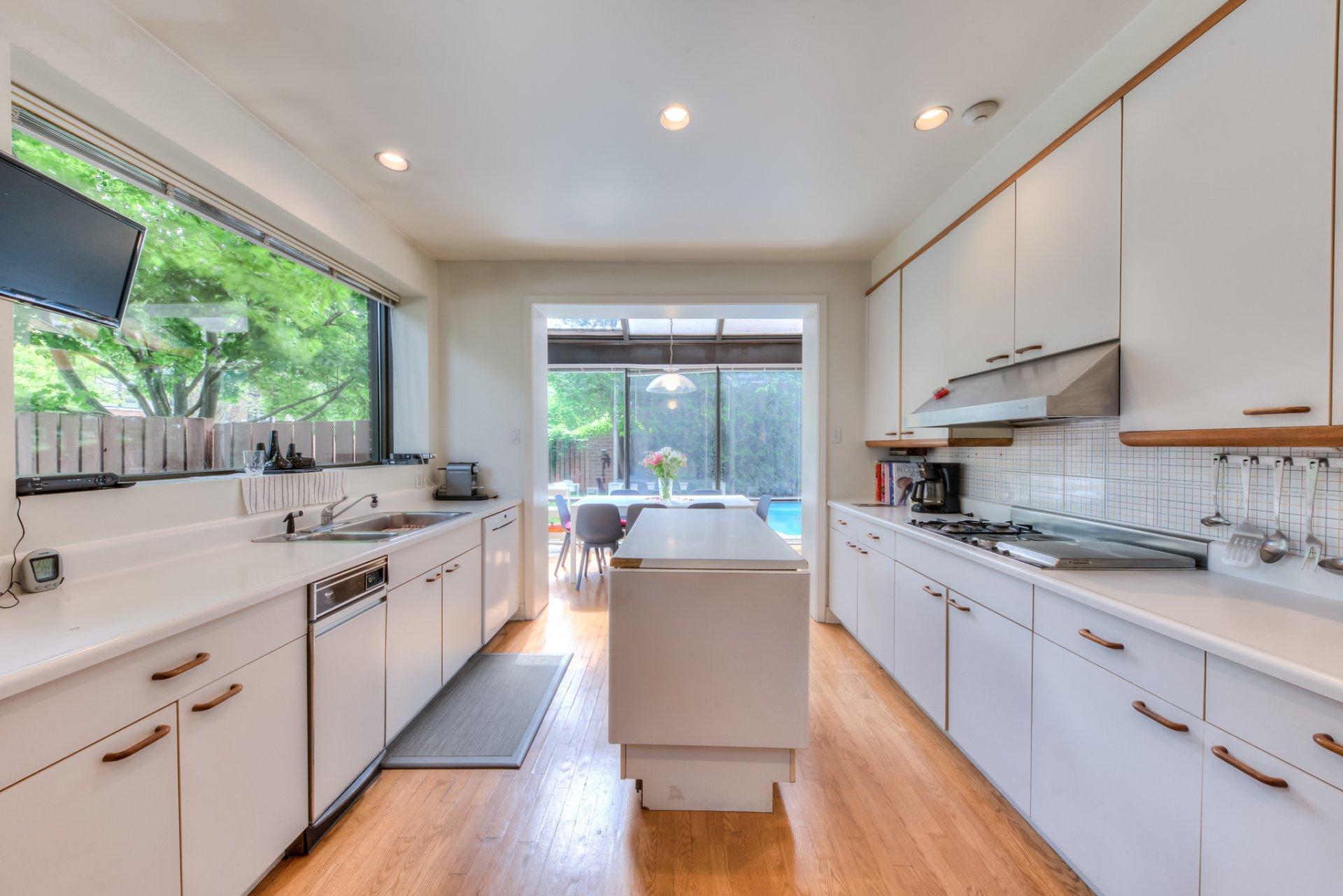 









2


Av. Shorncliffe

,
Westmount,




QC
H3Y1A7

