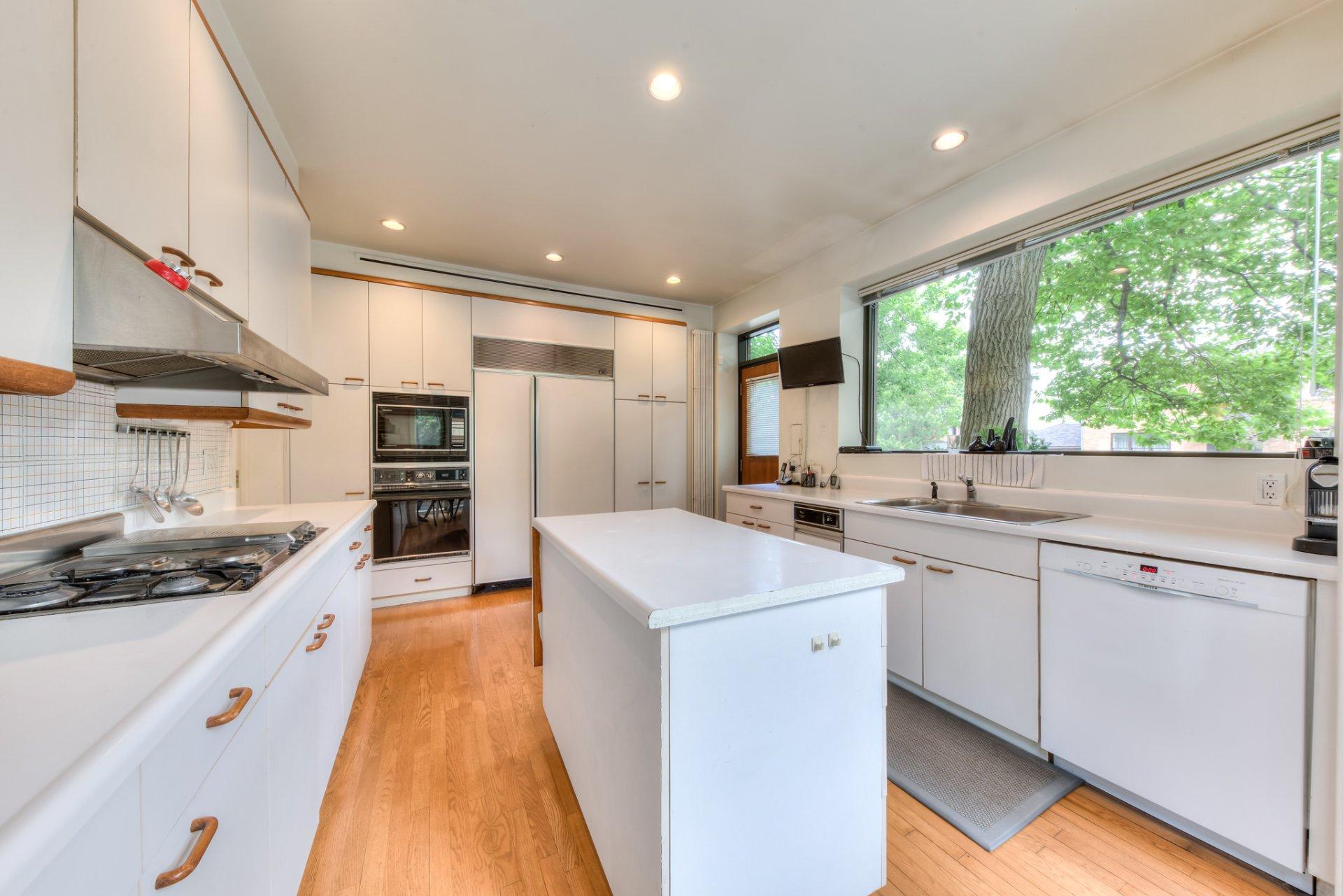 









2


Av. Shorncliffe

,
Westmount,




QC
H3Y1A7

