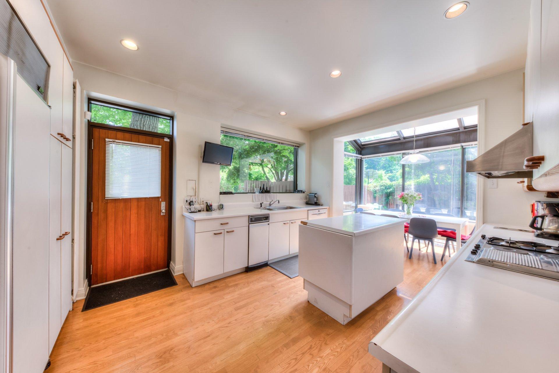 









2


Av. Shorncliffe

,
Westmount,




QC
H3Y1A7

