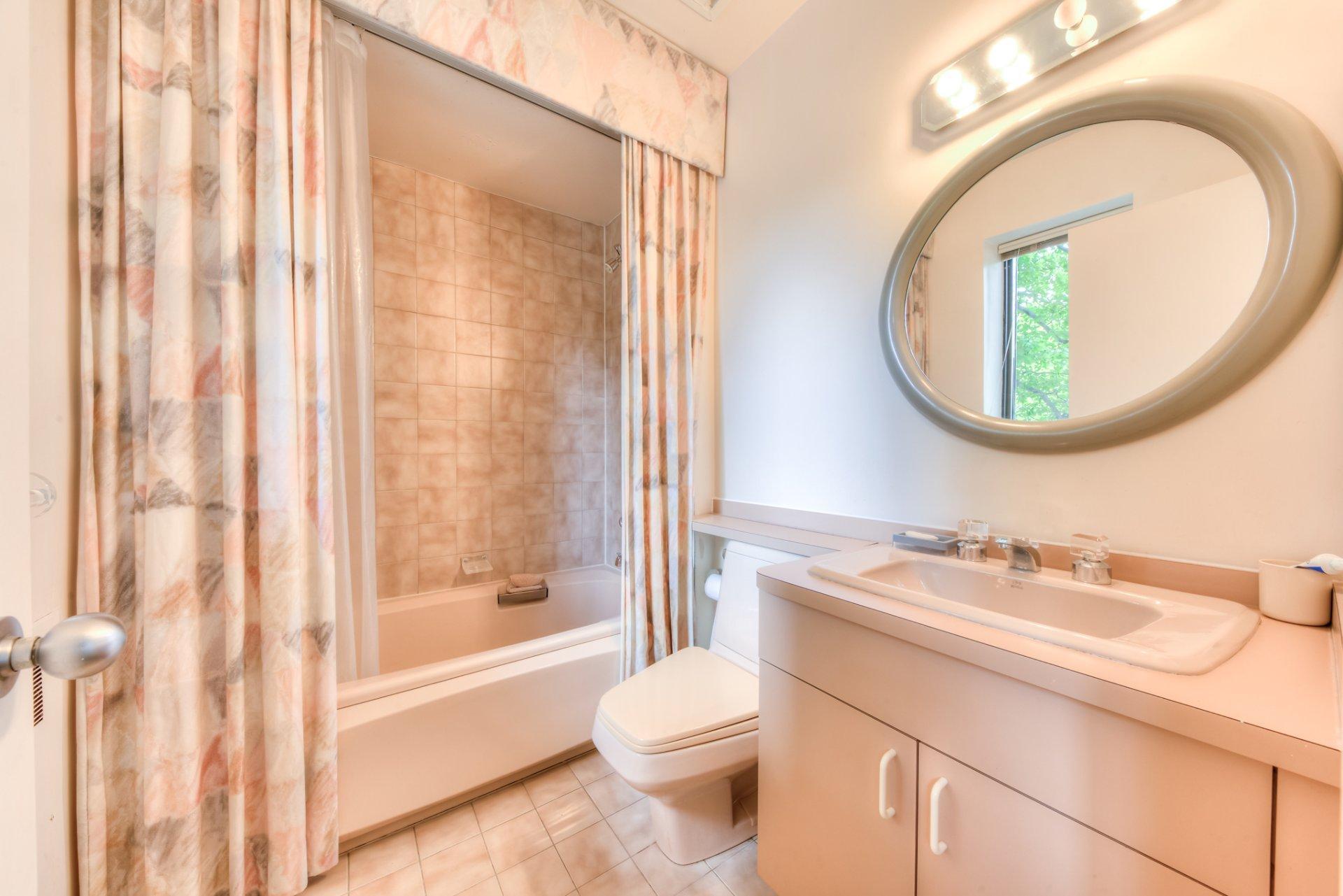 









2


Av. Shorncliffe

,
Westmount,




QC
H3Y1A7

