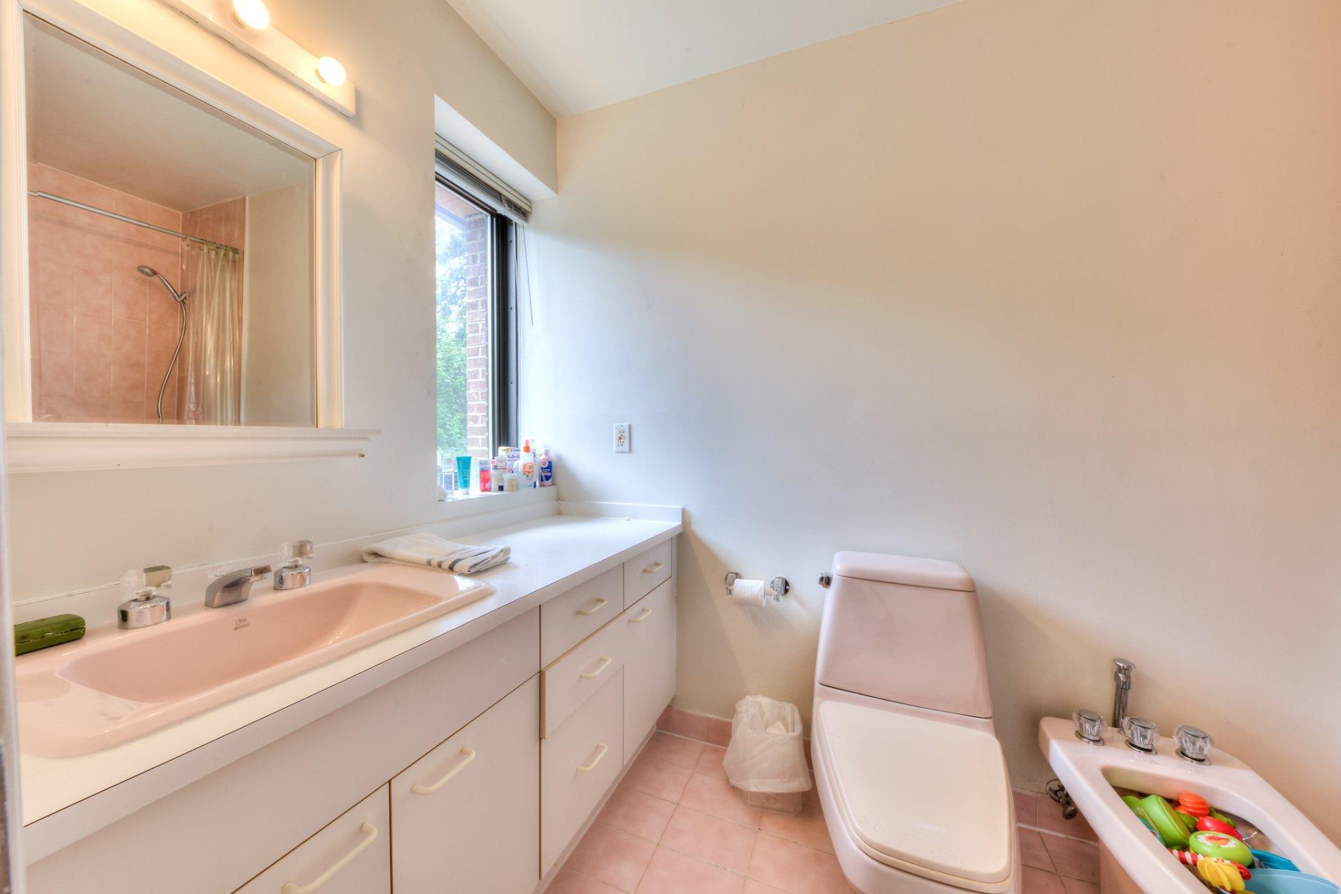 









2


Av. Shorncliffe

,
Westmount,




QC
H3Y1A7

