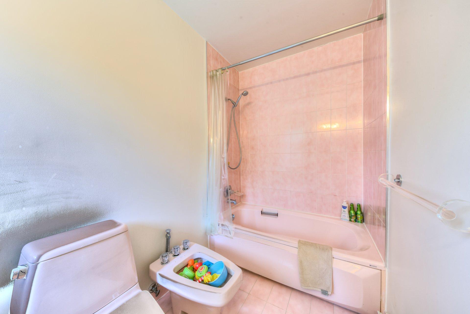 









2


Av. Shorncliffe

,
Westmount,




QC
H3Y1A7

