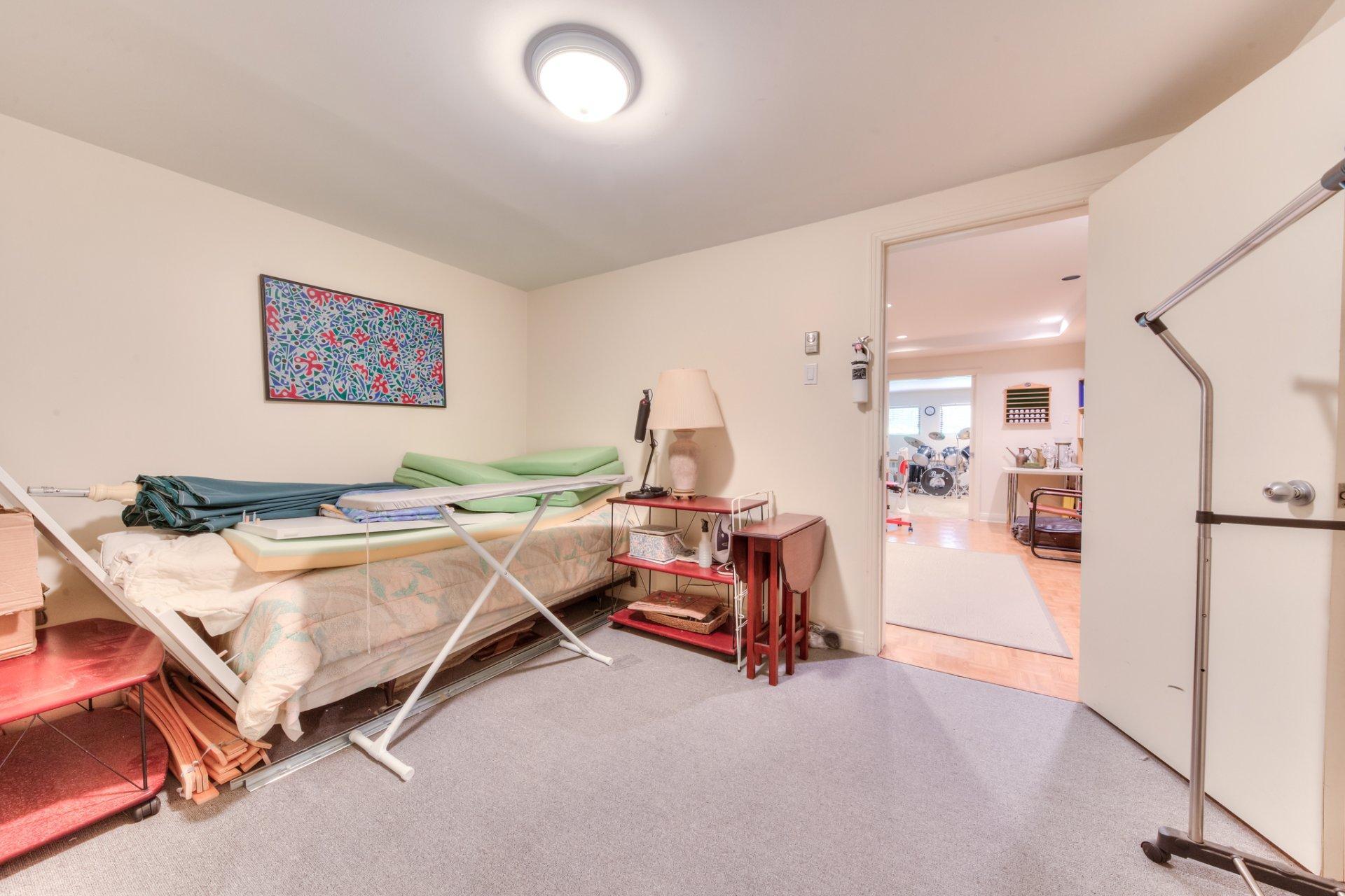 









2


Av. Shorncliffe

,
Westmount,




QC
H3Y1A7

