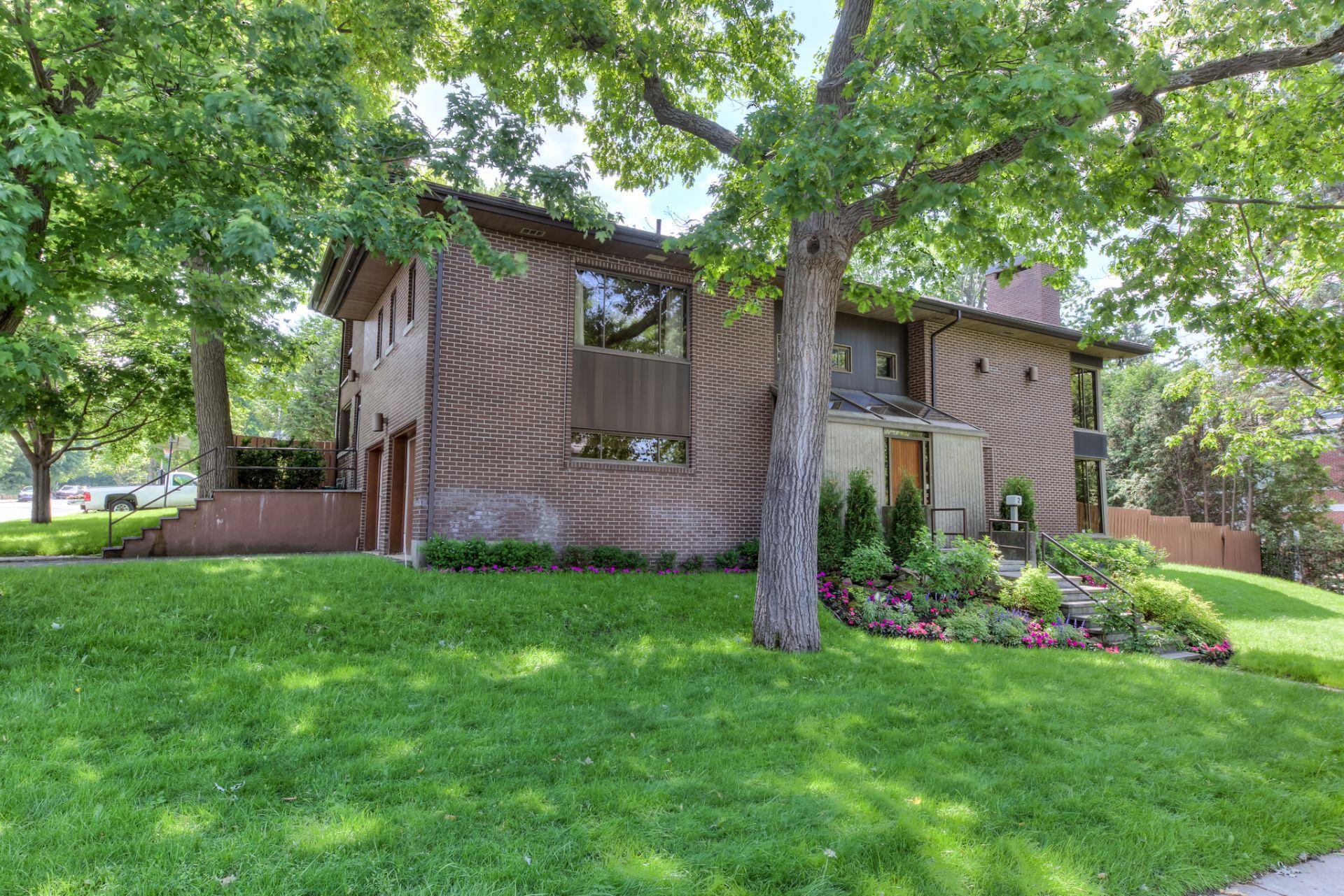 









2


Av. Shorncliffe

,
Westmount,




QC
H3Y1A7


