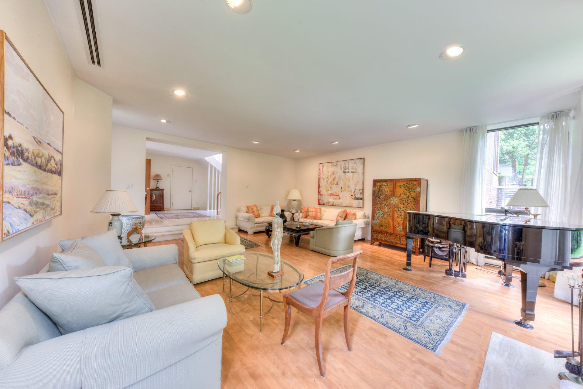 









2


Av. Shorncliffe

,
Westmount,




QC
H3Y1A7

