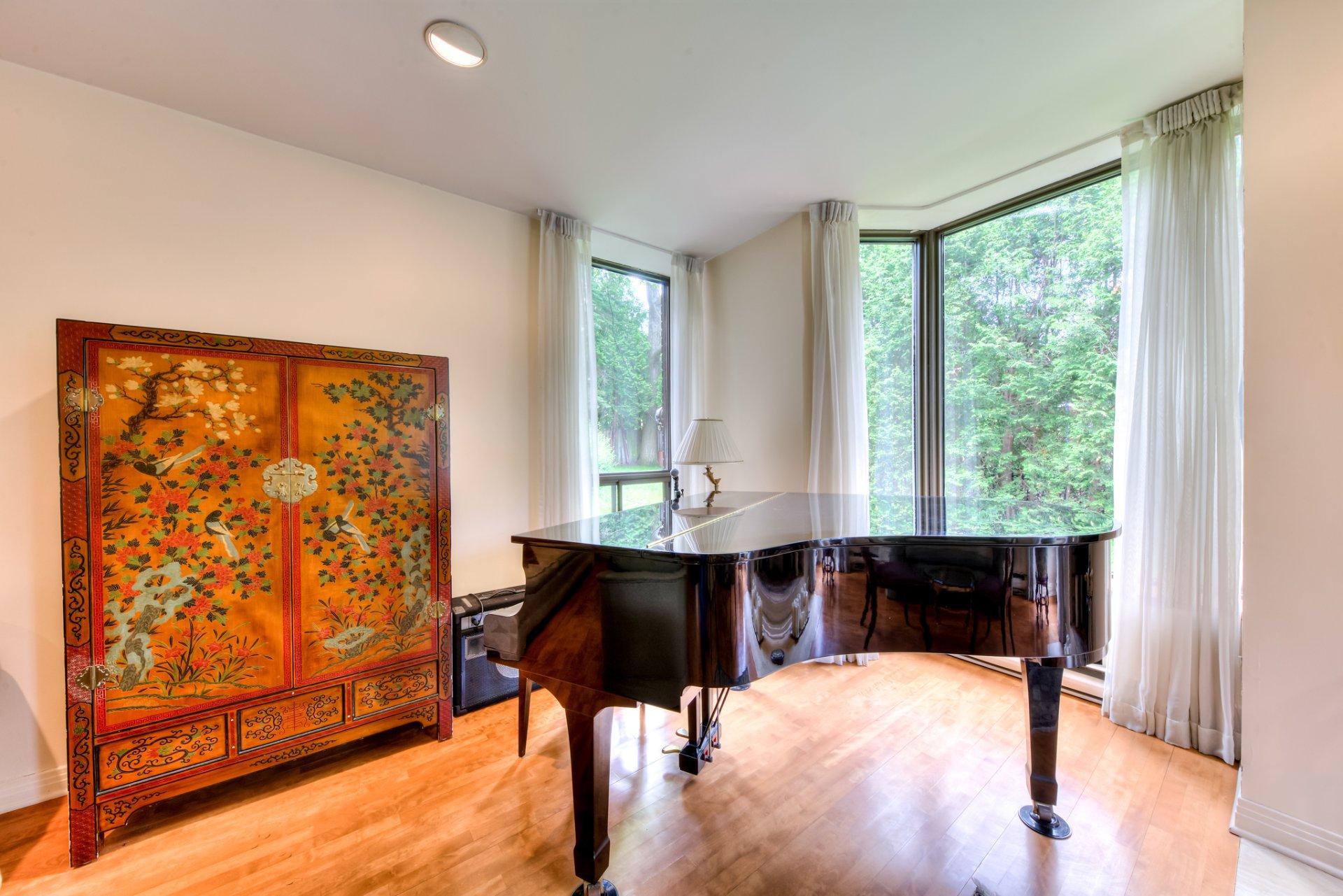 









2


Av. Shorncliffe

,
Westmount,




QC
H3Y1A7

