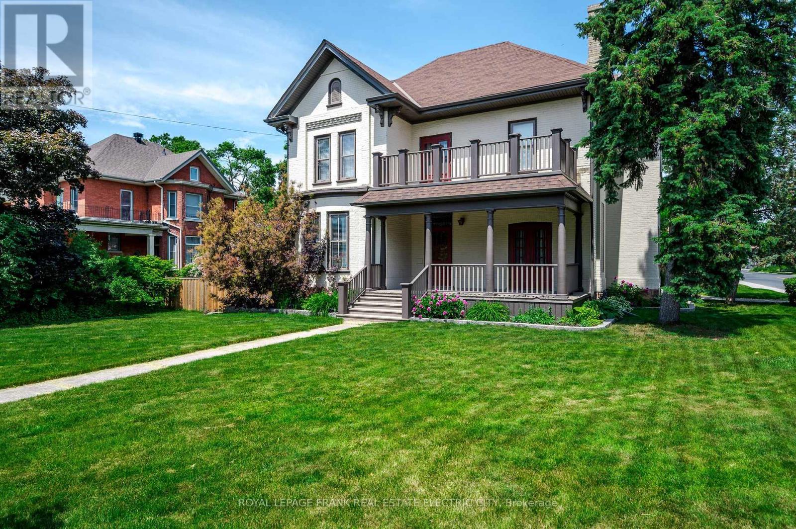 












452 HUNTER STREET W

,
Peterborough Central (Old West End),




Ontario
K9H2M8

