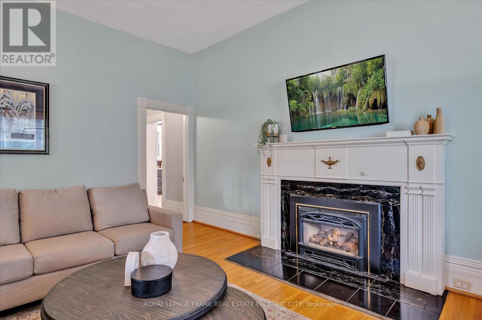 












452 HUNTER STREET W

,
Peterborough Central (Old West End),




Ontario
K9H2M8

