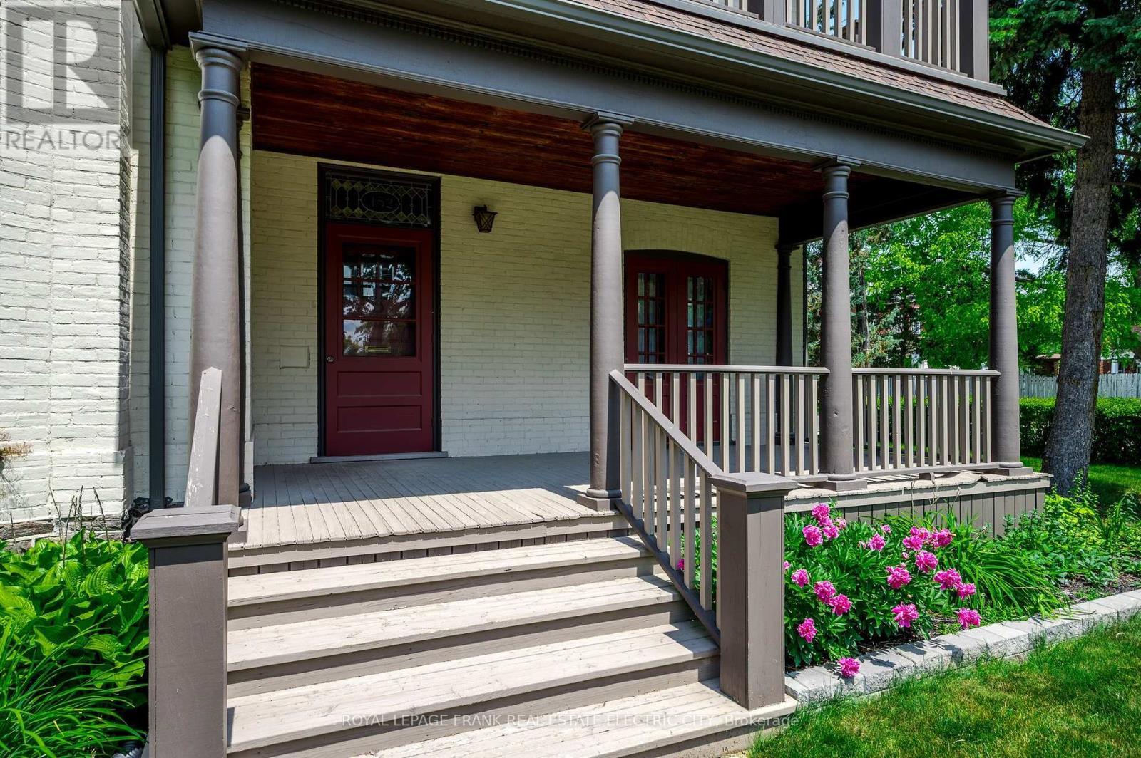 












452 HUNTER STREET W

,
Peterborough Central (Old West End),




Ontario
K9H2M8

