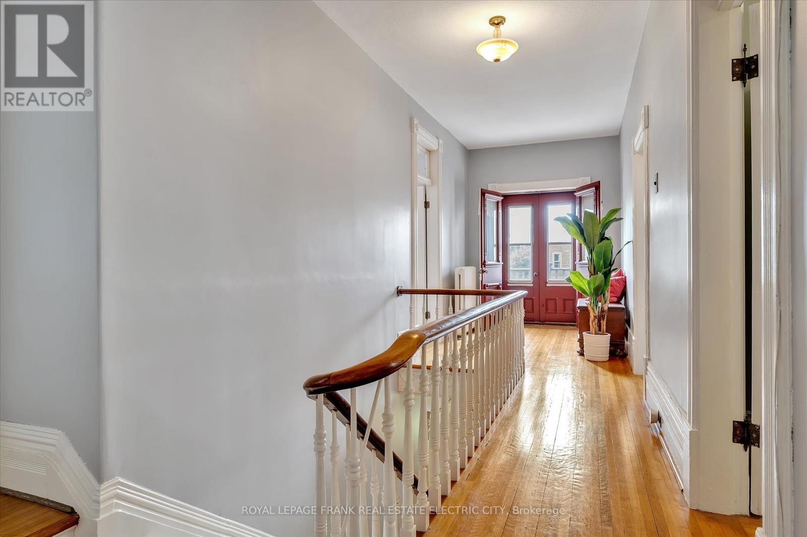












452 HUNTER STREET W

,
Peterborough Central (Old West End),




Ontario
K9H2M8

