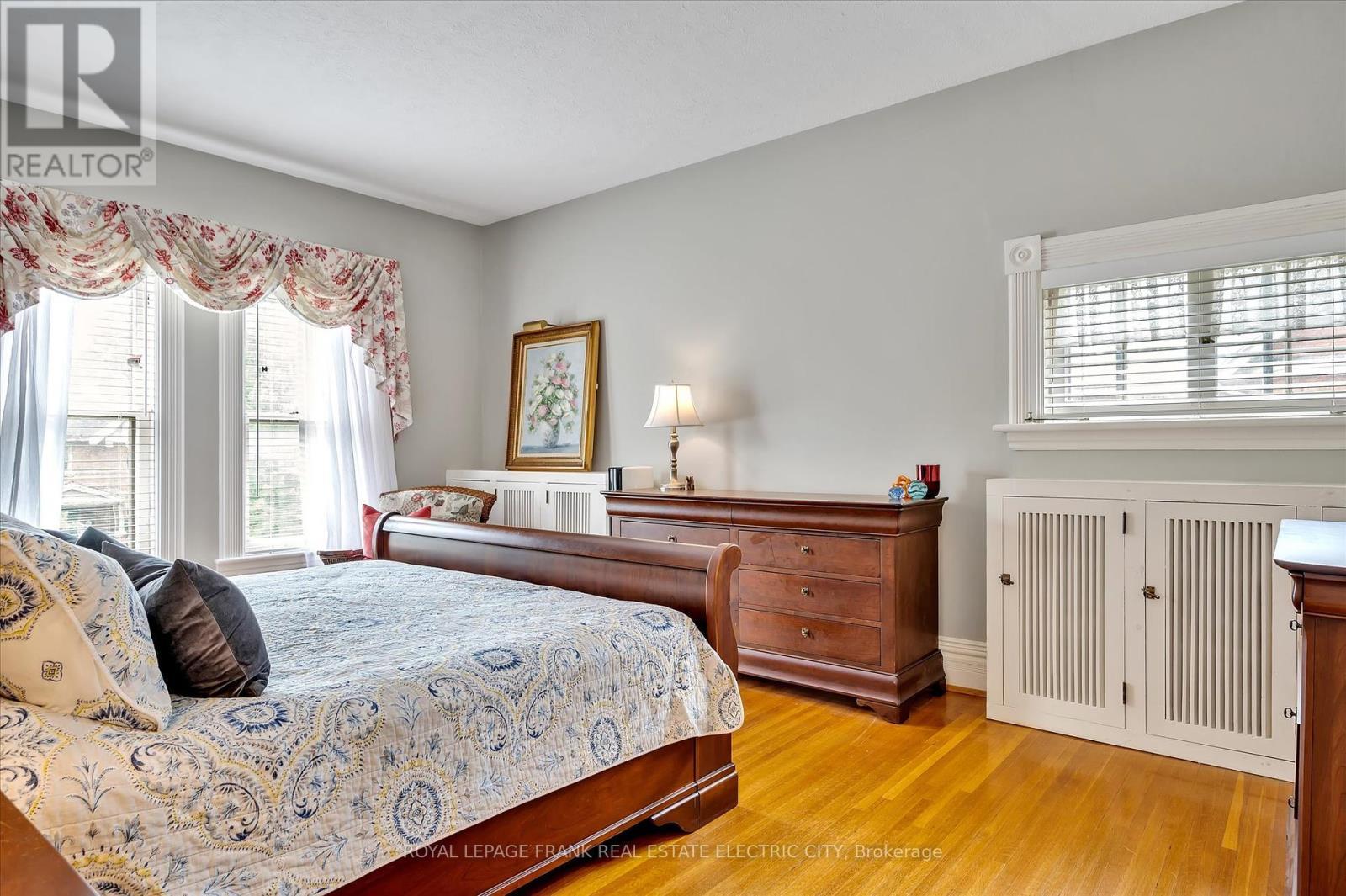 












452 HUNTER STREET W

,
Peterborough Central (Old West End),




Ontario
K9H2M8

