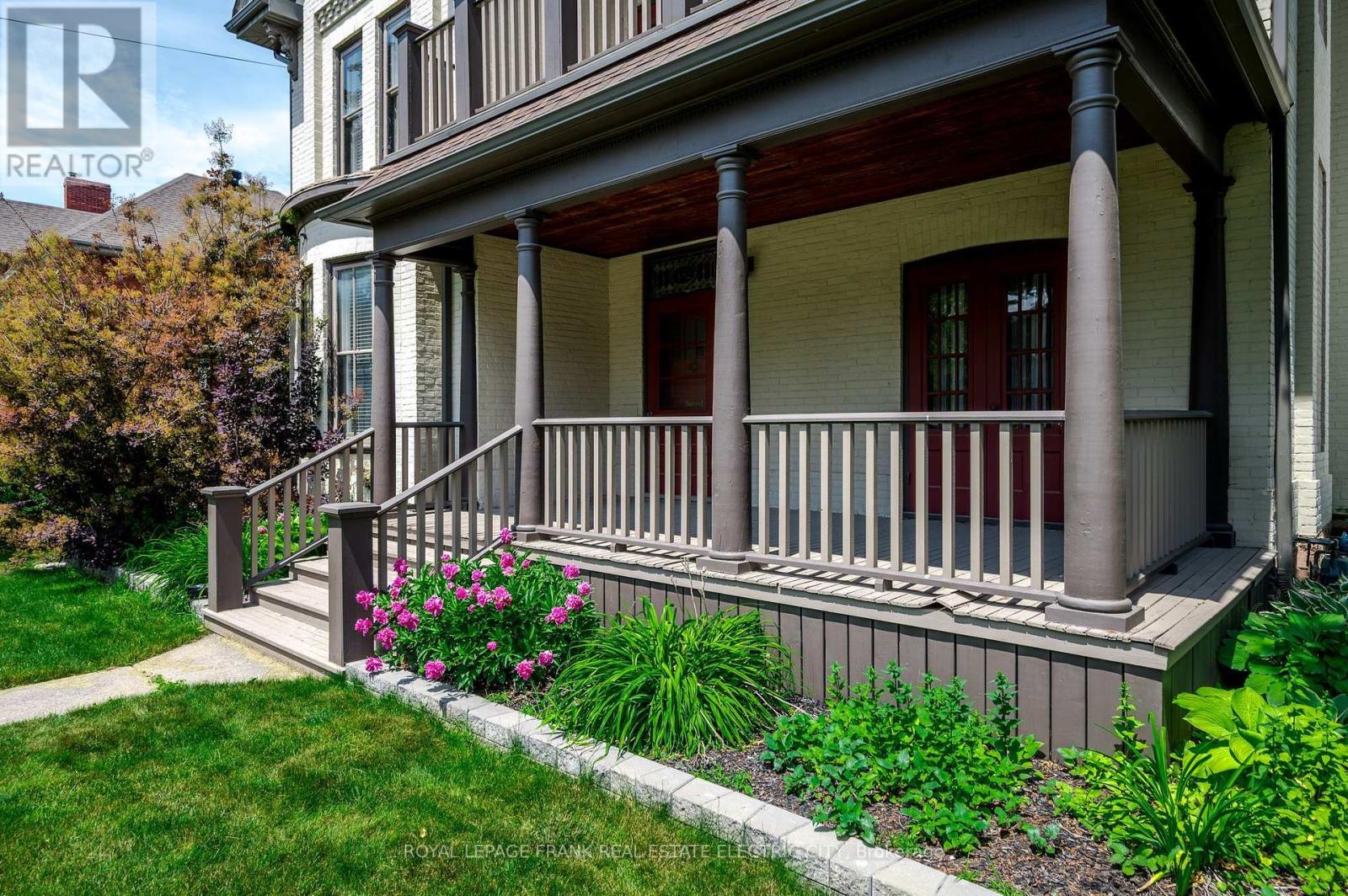 












452 HUNTER STREET W

,
Peterborough Central (Old West End),




Ontario
K9H2M8

