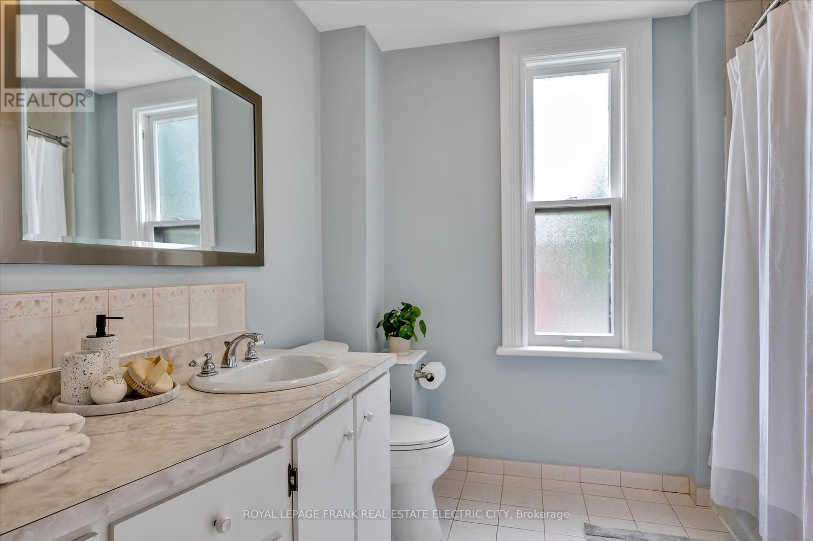 












452 HUNTER STREET W

,
Peterborough Central (Old West End),




Ontario
K9H2M8

