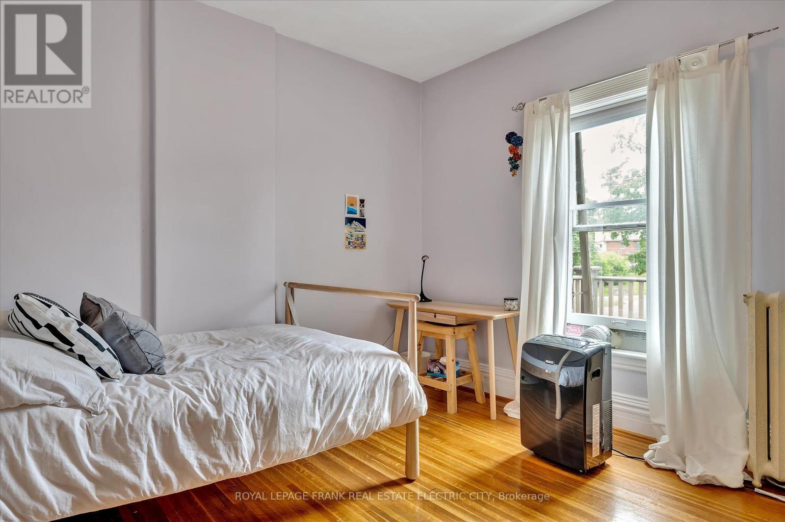












452 HUNTER STREET W

,
Peterborough Central (Old West End),




Ontario
K9H2M8

