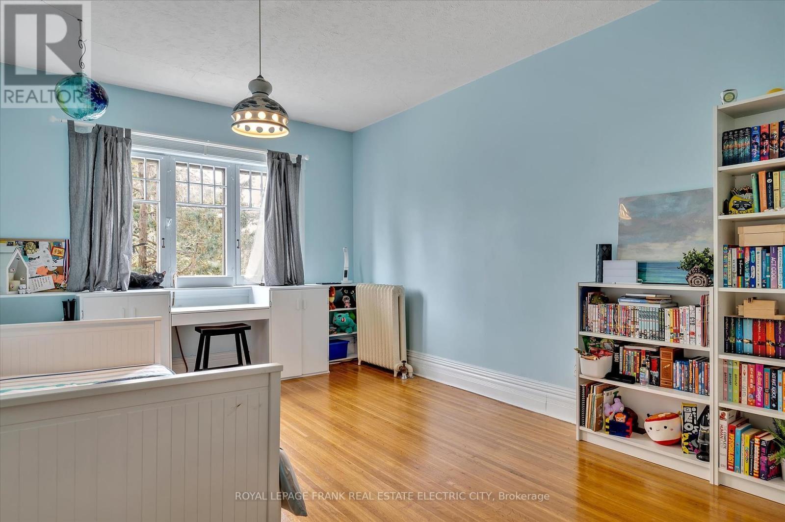 












452 HUNTER STREET W

,
Peterborough Central (Old West End),




Ontario
K9H2M8

