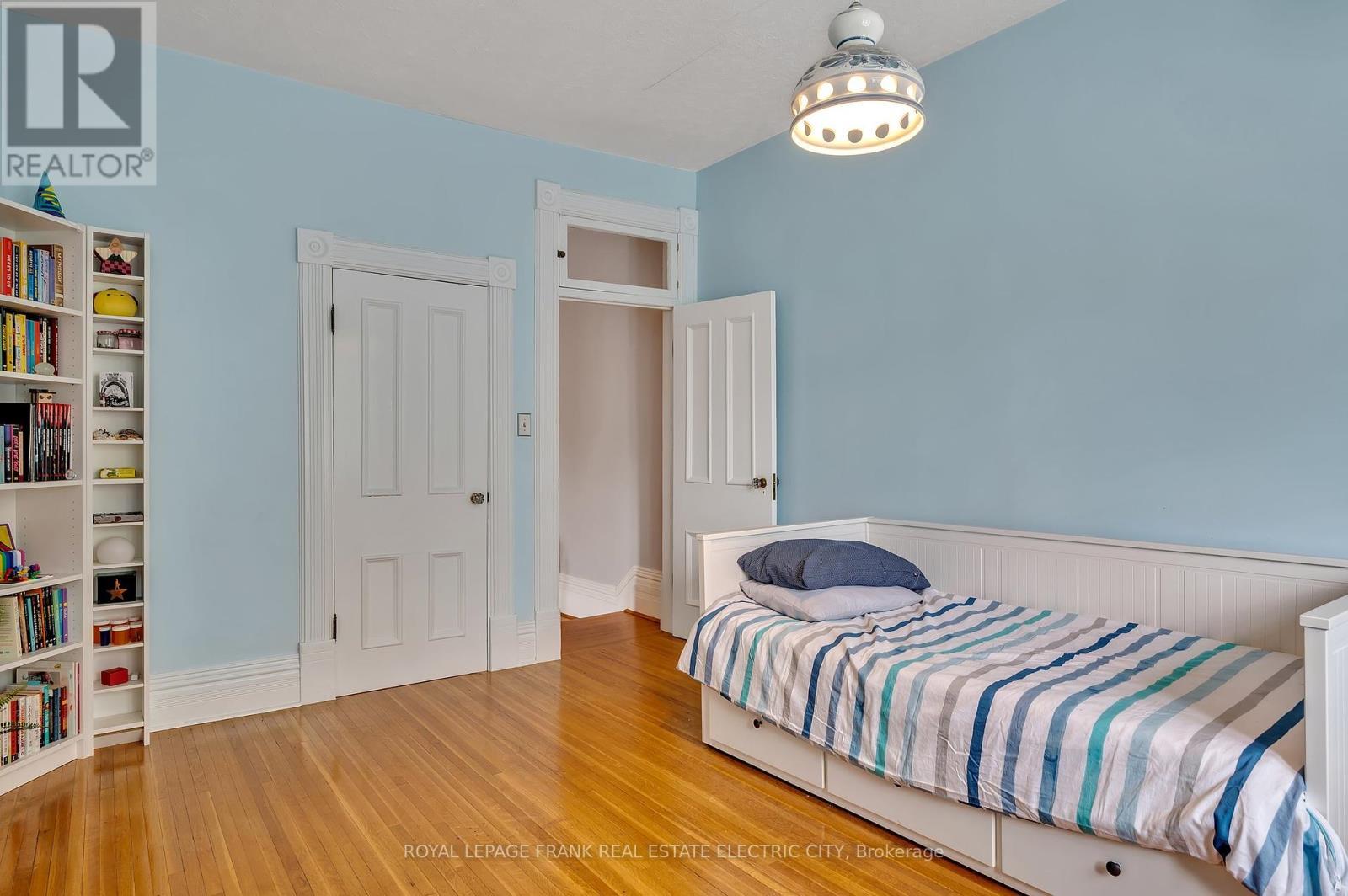 












452 HUNTER STREET W

,
Peterborough Central (Old West End),




Ontario
K9H2M8

