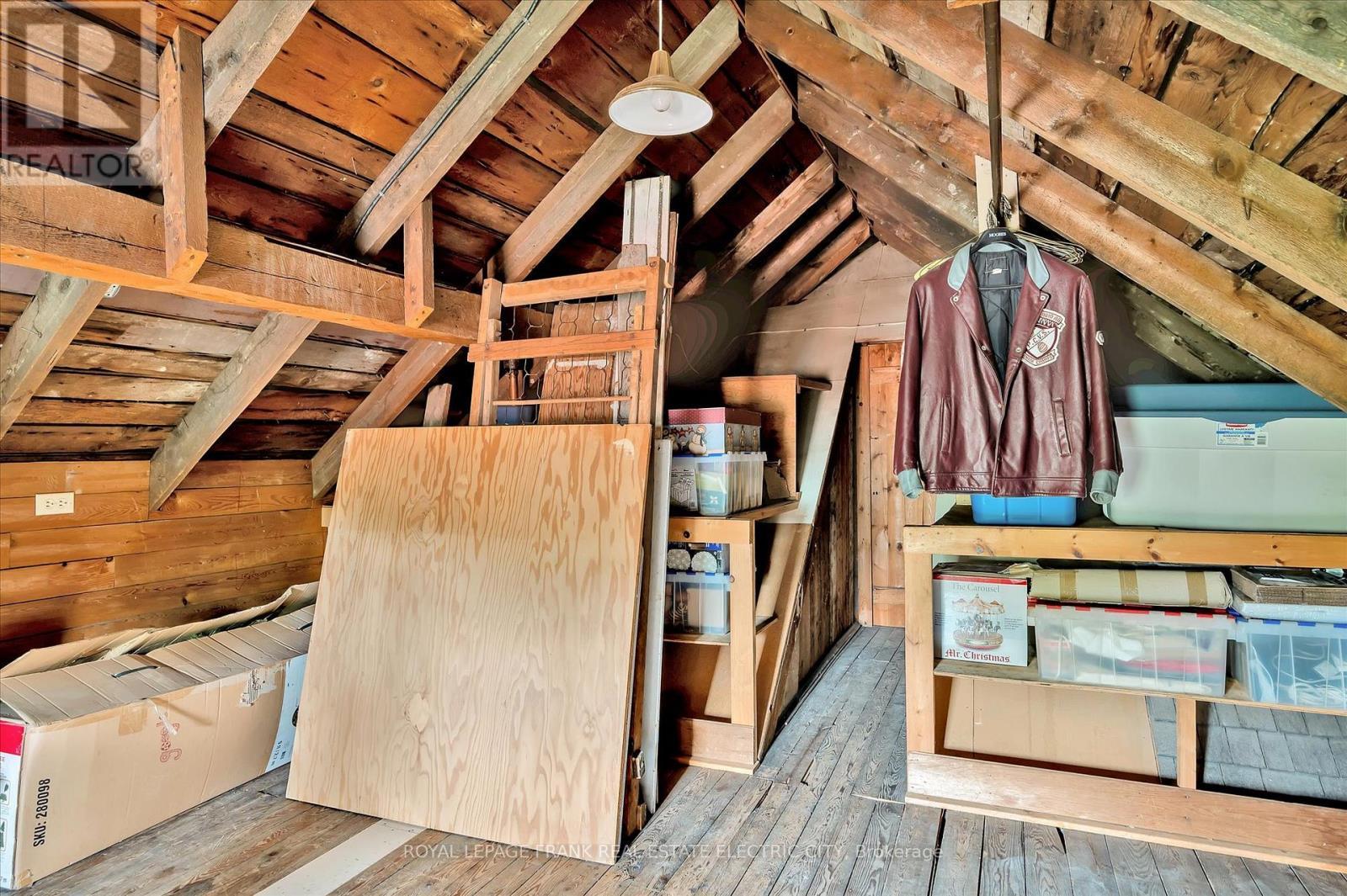 












452 HUNTER STREET W

,
Peterborough Central (Old West End),




Ontario
K9H2M8

