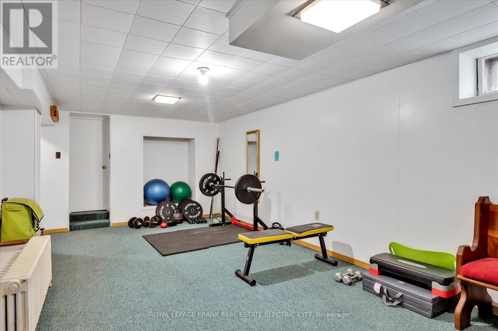 












452 HUNTER STREET W

,
Peterborough Central (Old West End),




Ontario
K9H2M8


