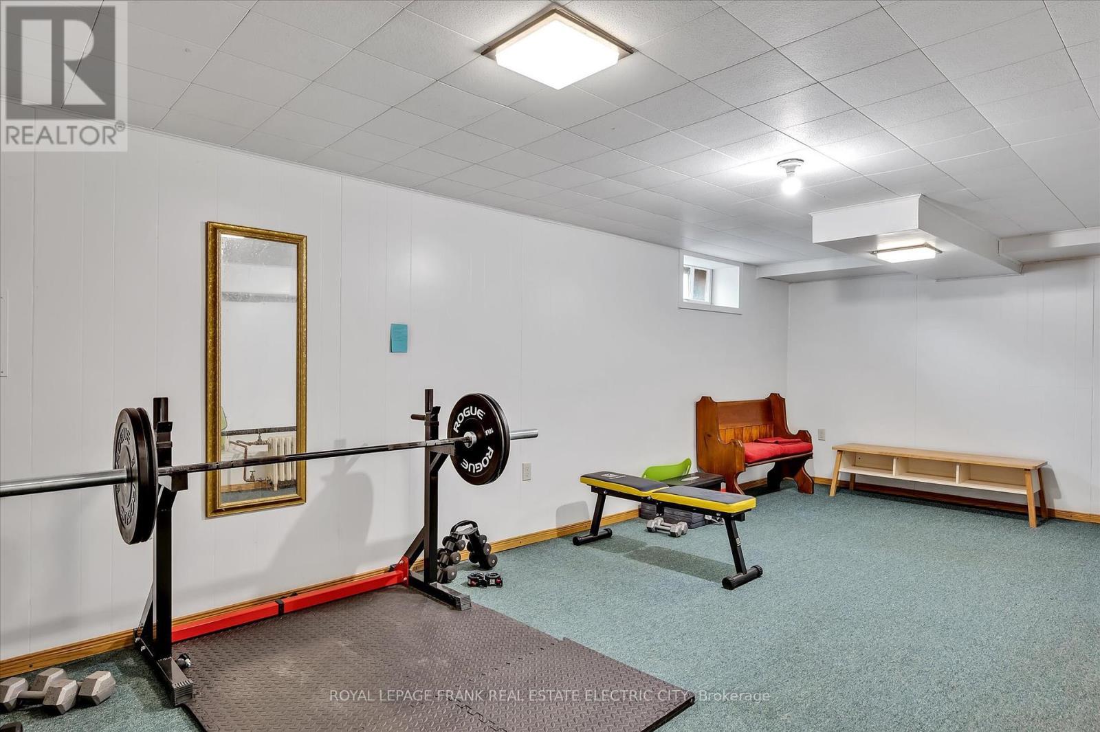 












452 HUNTER STREET W

,
Peterborough Central (Old West End),




Ontario
K9H2M8

