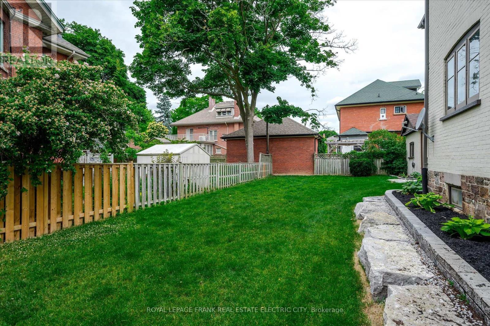 












452 HUNTER STREET W

,
Peterborough Central (Old West End),




Ontario
K9H2M8

