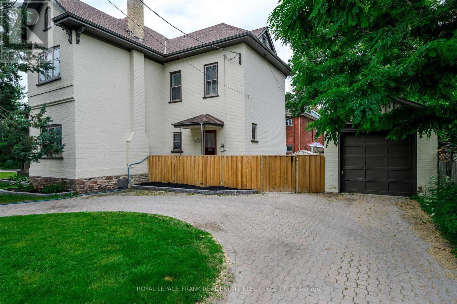 












452 HUNTER STREET W

,
Peterborough Central (Old West End),




Ontario
K9H2M8

