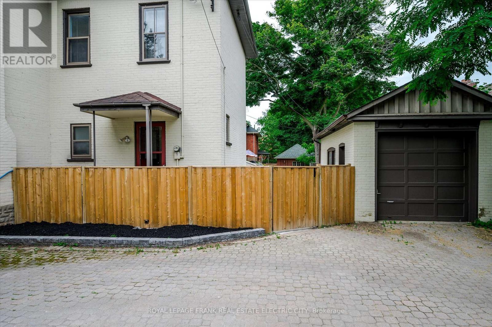 












452 HUNTER STREET W

,
Peterborough Central (Old West End),




Ontario
K9H2M8

