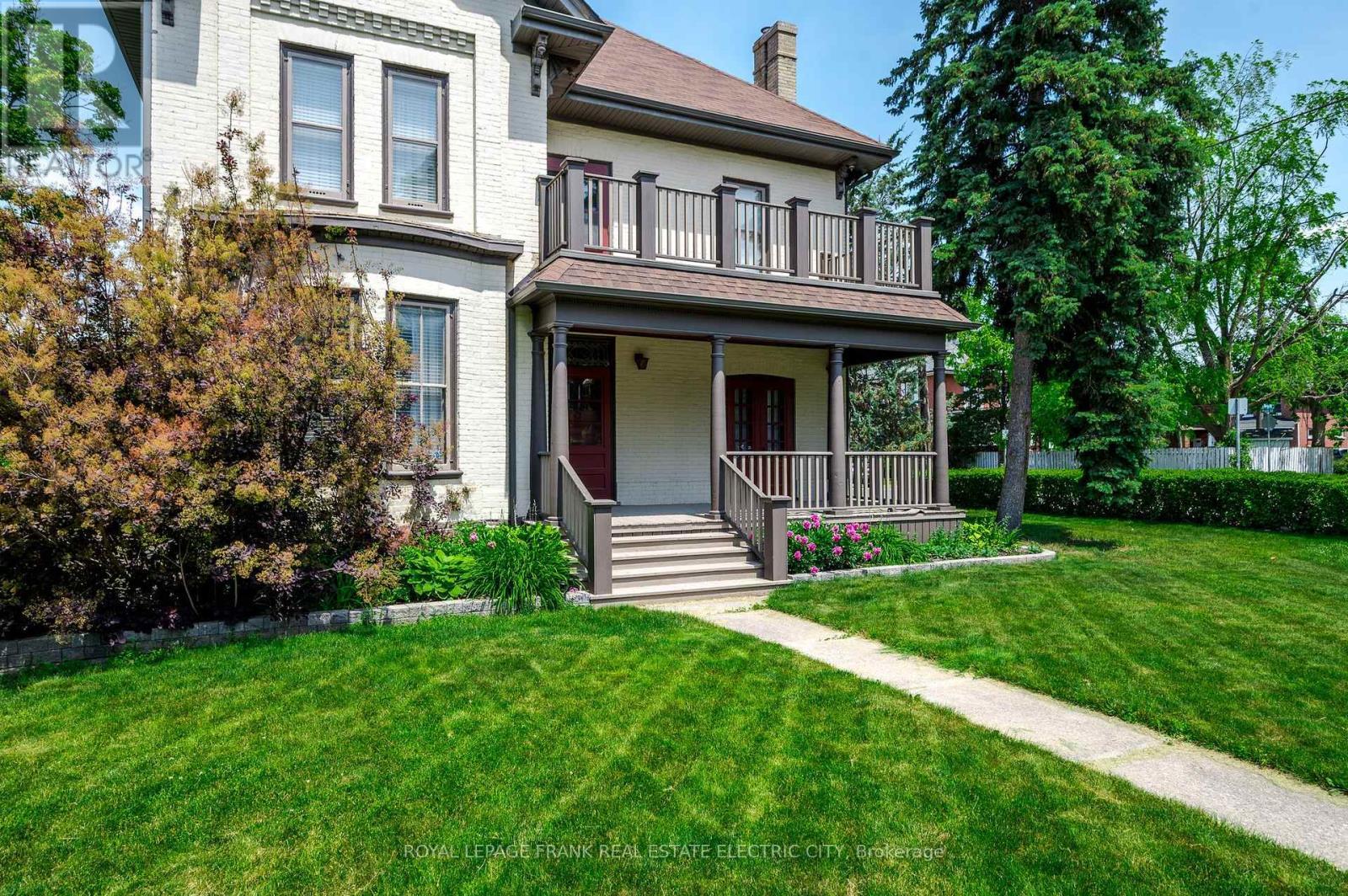 












452 HUNTER STREET W

,
Peterborough Central (Old West End),




Ontario
K9H2M8

