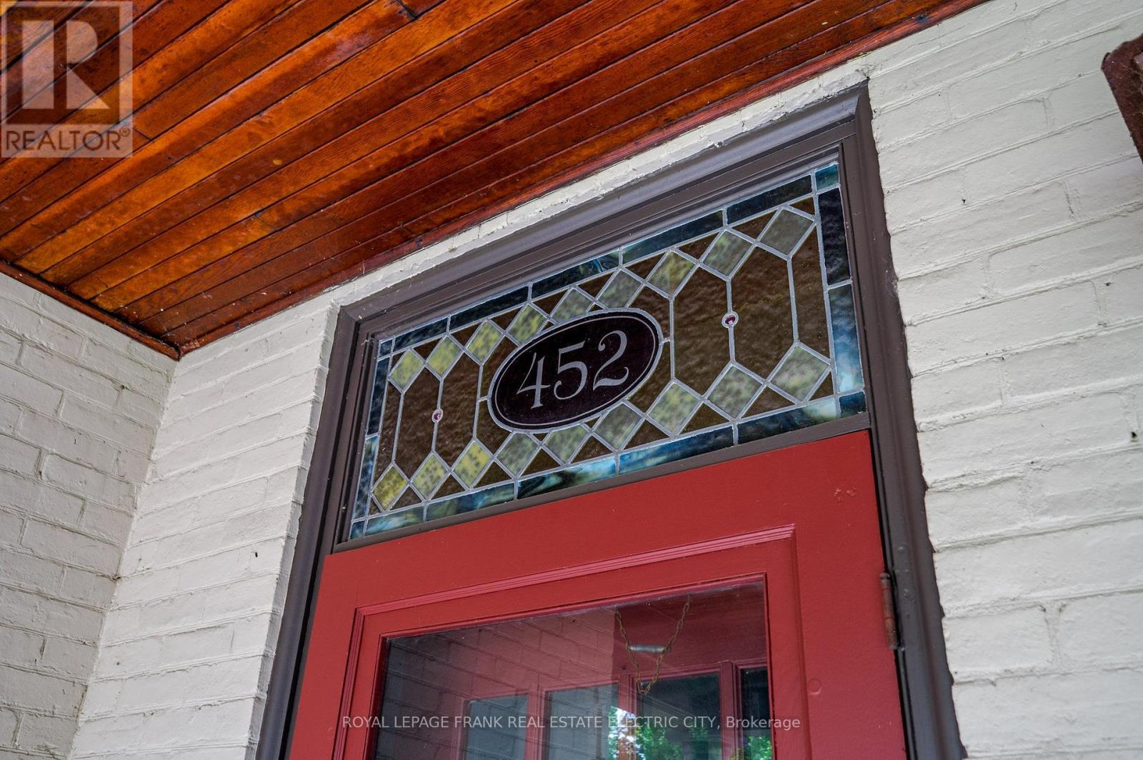 












452 HUNTER STREET W

,
Peterborough Central (Old West End),




Ontario
K9H2M8

