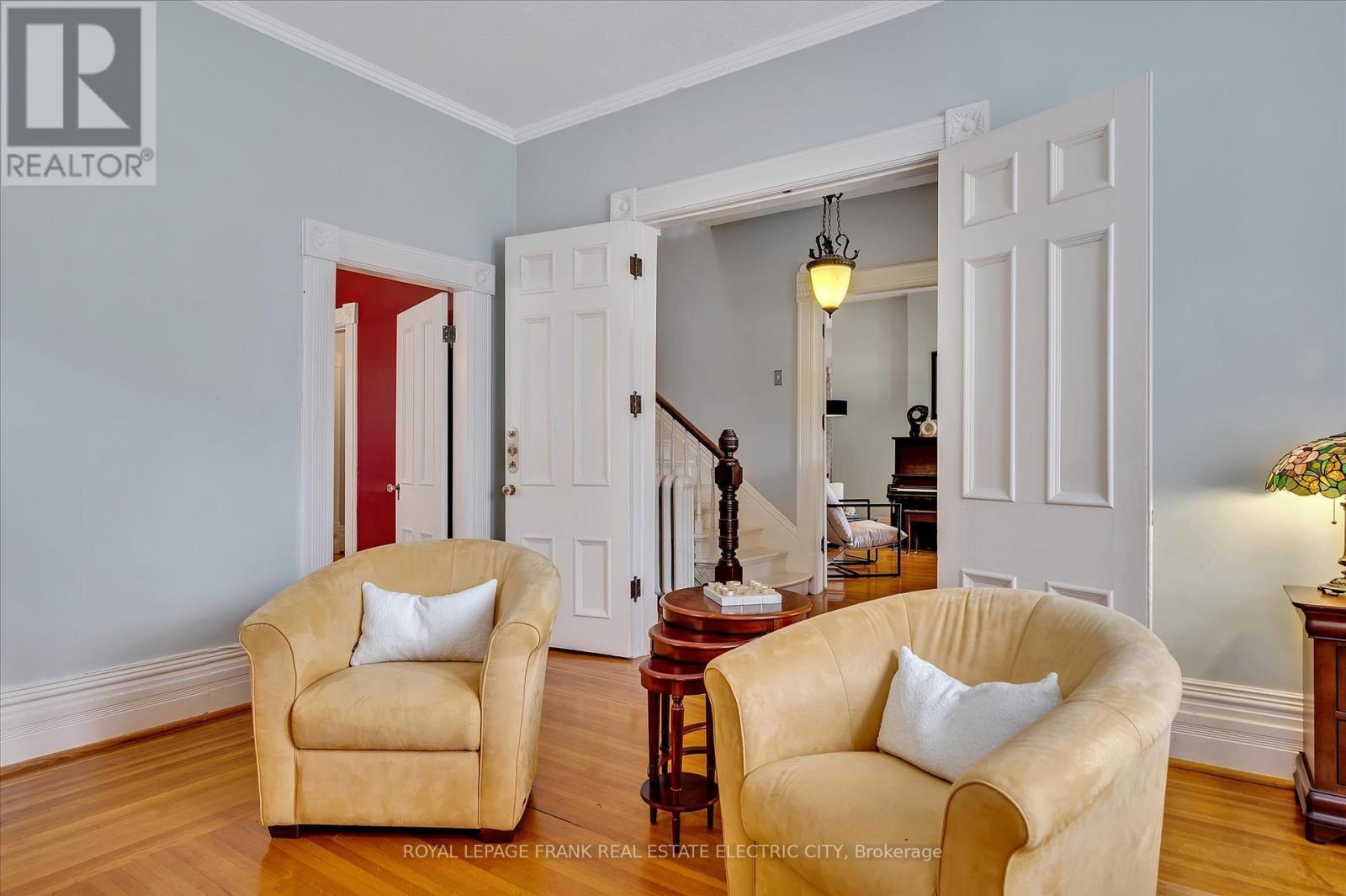 












452 HUNTER STREET W

,
Peterborough Central (Old West End),




Ontario
K9H2M8

