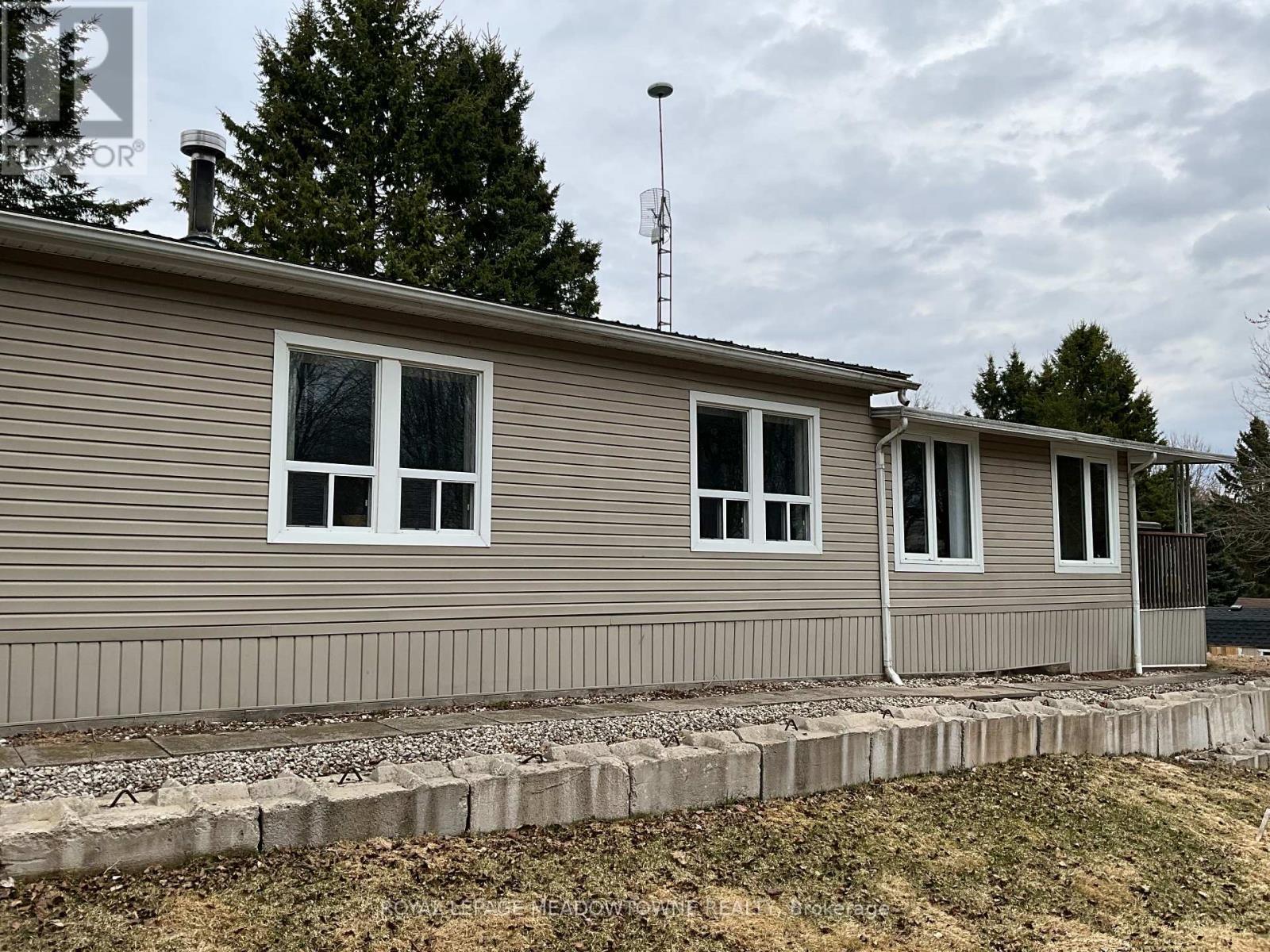 












8 GRAND  VISTA DRIVE

,
Wellington North,




Ontario
N0G2L0

