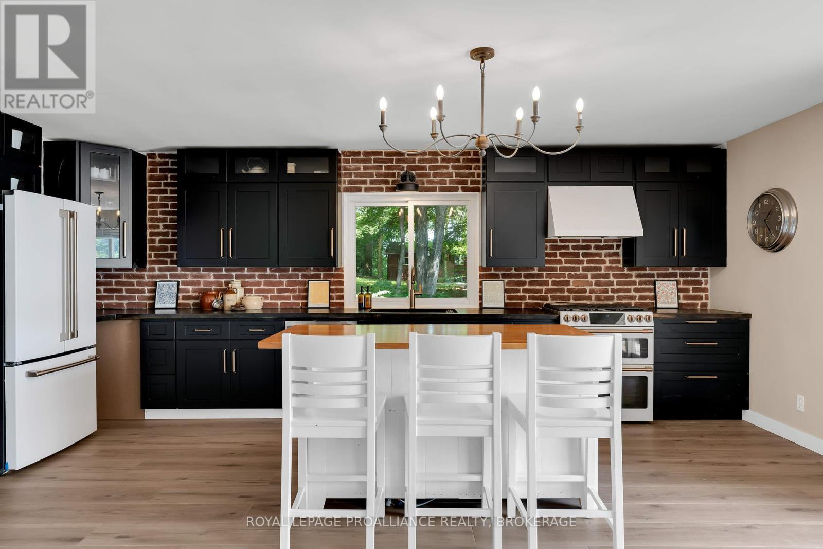 












4268 MELODY LODGE LANE

,
Frontenac (Frontenac South),




Ontario
K0H2N0

