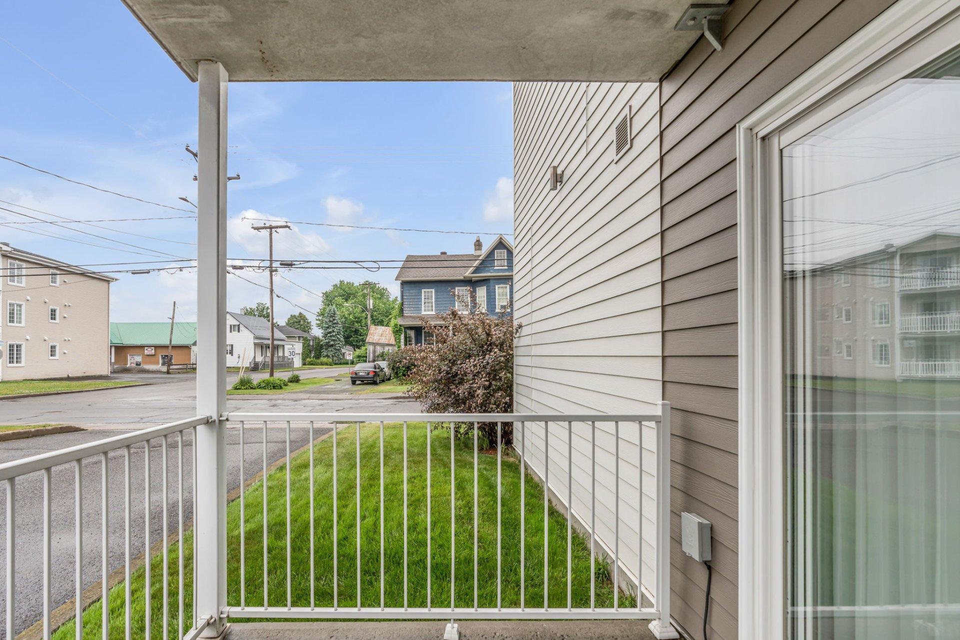 









234


Rue Commerciale

, 102,
Saint-Henri,




QC
G0R3E0

