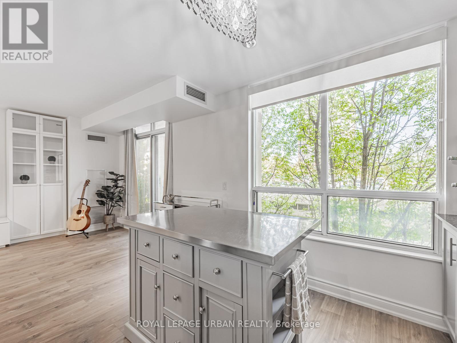 












202 - 1103 LESLIE STREET

,
Toronto,




Ontario
M3C4G8

