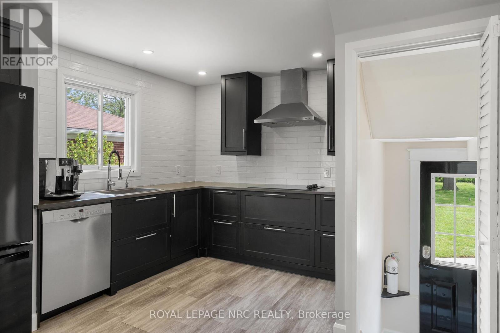 












77 BAYVIEW DRIVE

,
St. Catharines (Port Dalhousie),




Ontario
L2N4Y7

