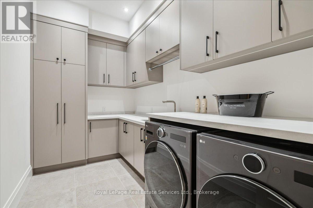 












68 NAVY STREET

,
Oakville (OO Old Oakville),




Ontario
L6J2Y9

