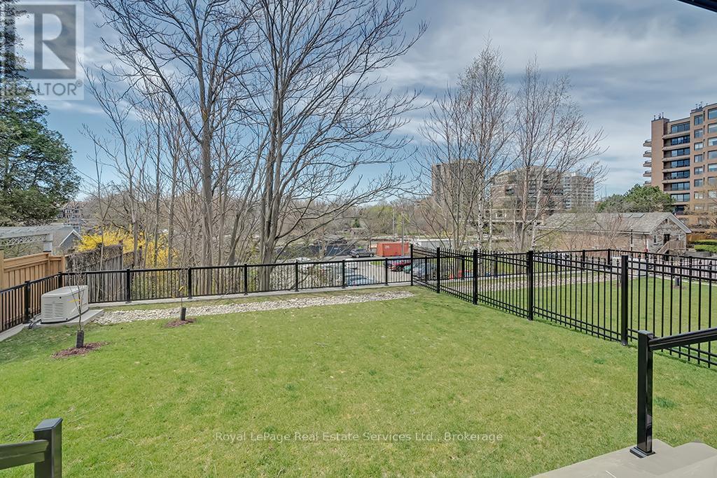 












68 NAVY STREET

,
Oakville (OO Old Oakville),




Ontario
L6J2Y9

