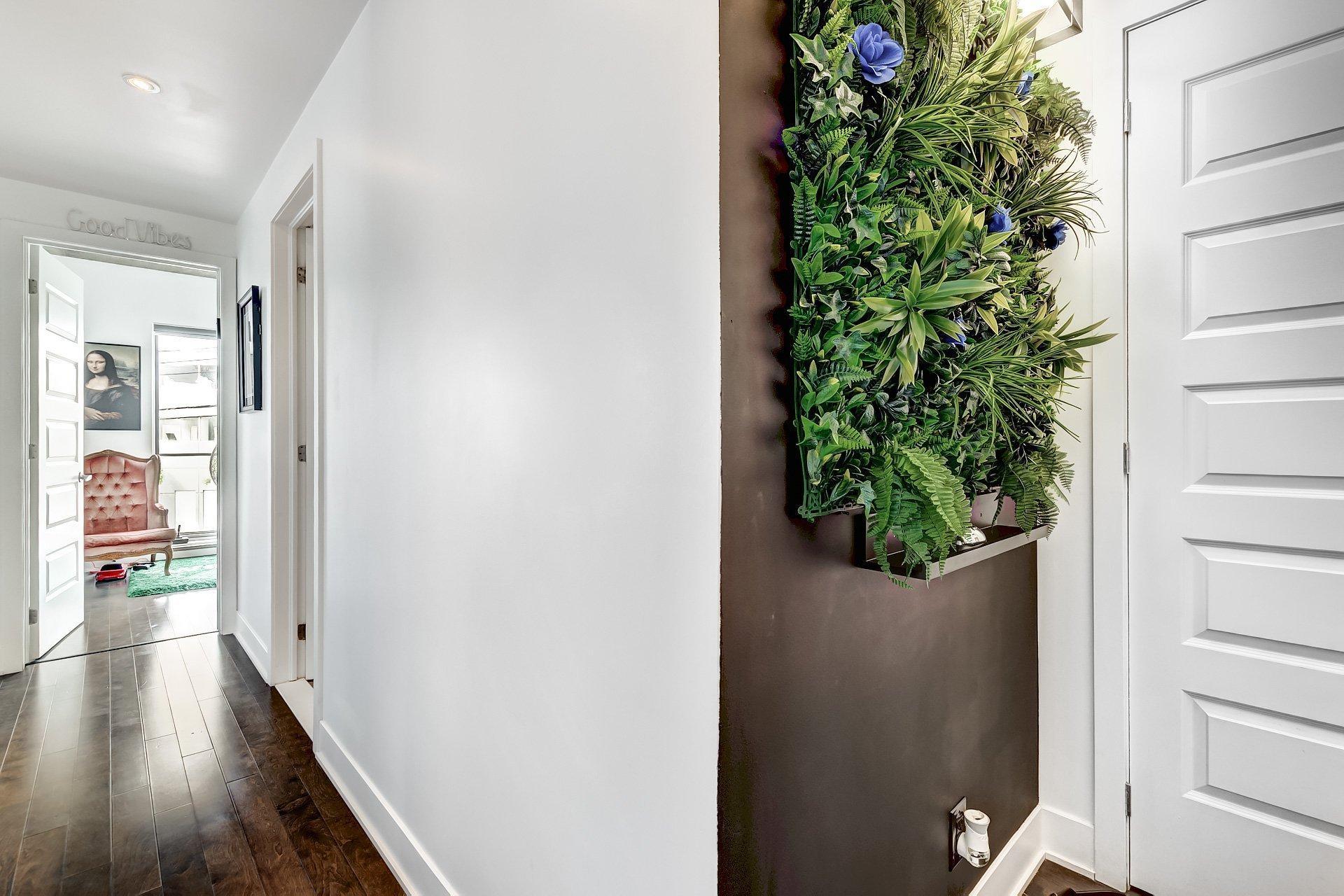 









2335


Ch. Manella

, 211,
Mont-Royal,




QC
H4P0B3

