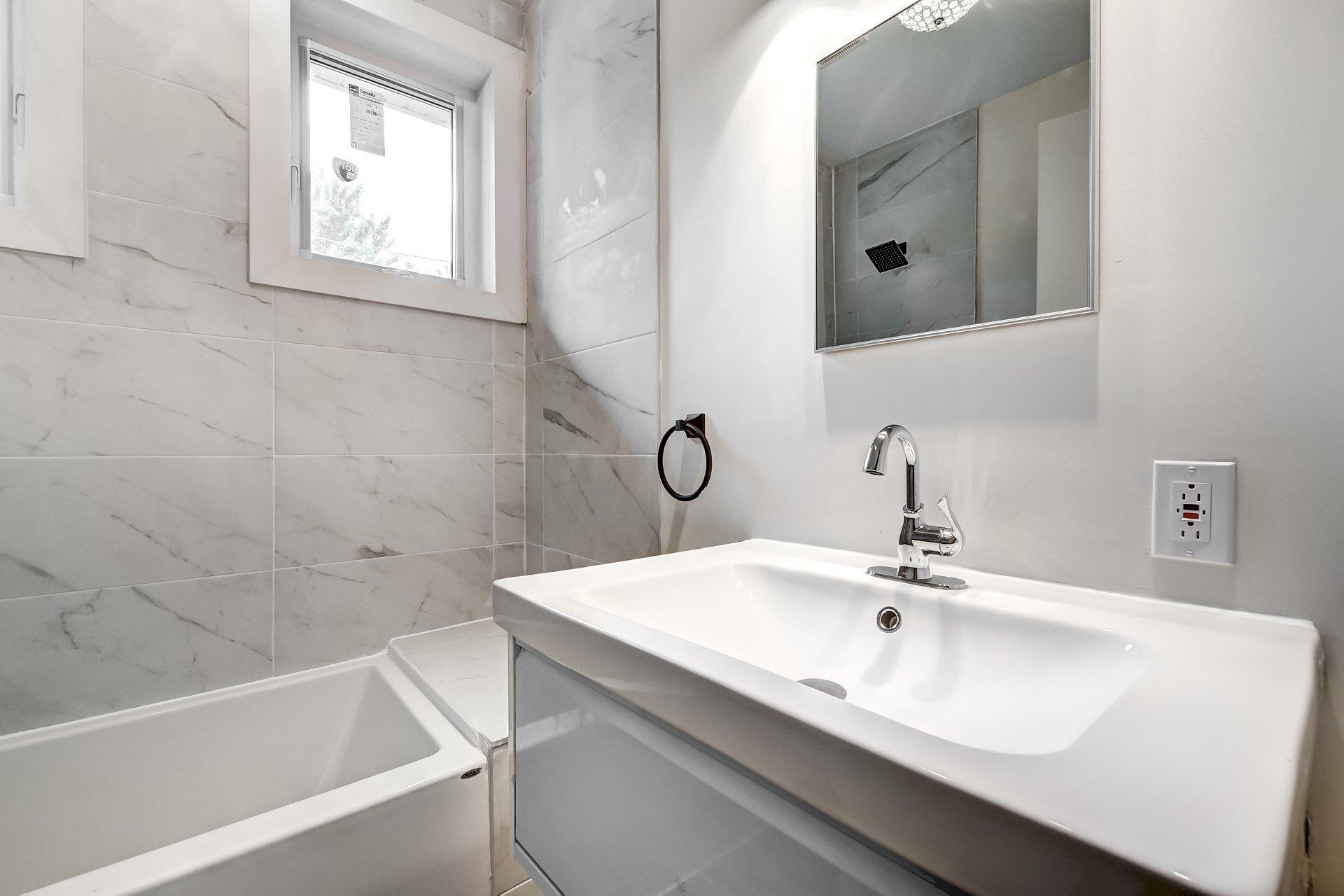 









2289

 - 2293


Rue Sheppard

,
Montréal (Ville-Marie),




QC
H2K3L1

